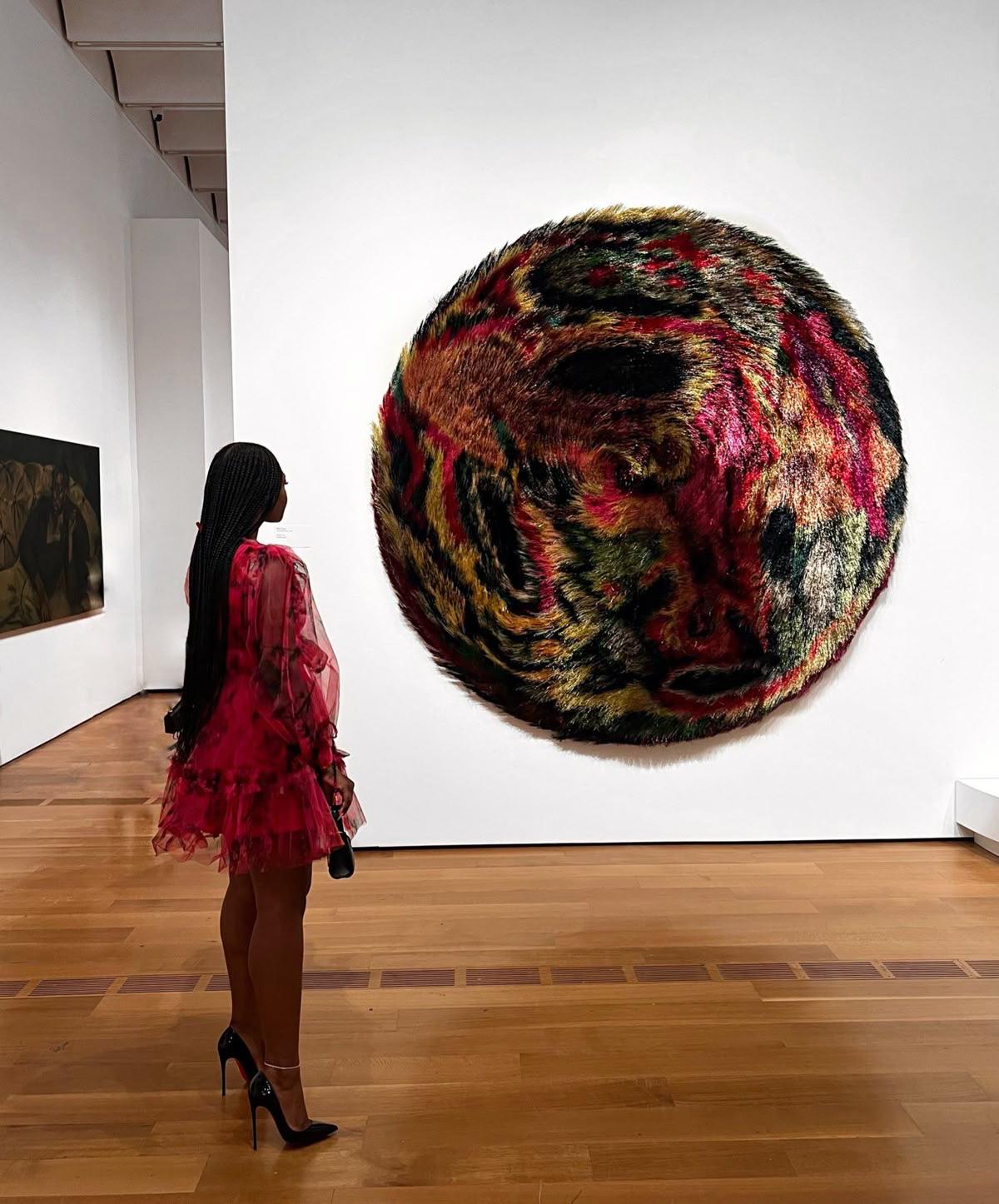 jeune fille regardant un tableau