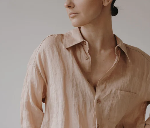 femme avec une chemise