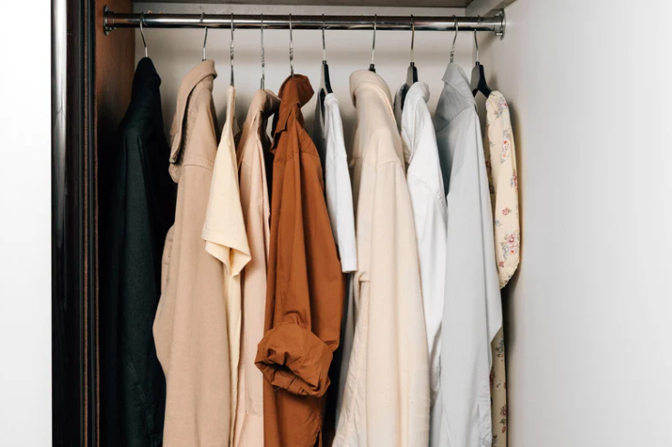 lot de de vêtements sur des cintres