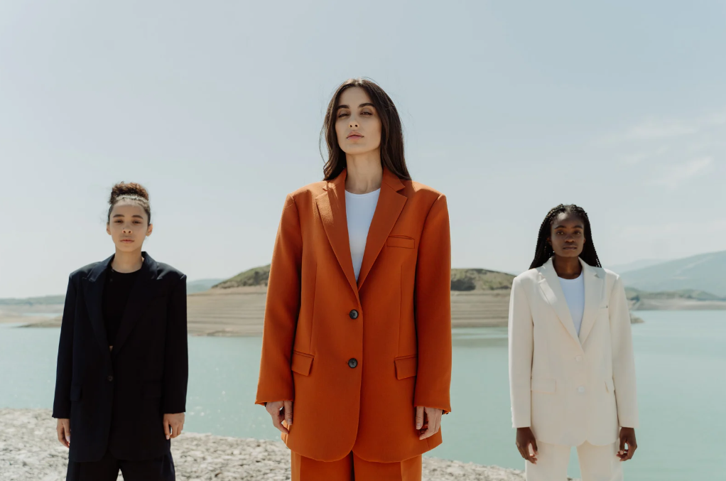 3 femmes en blazer