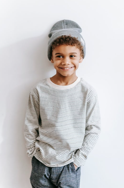 mode éthique - enfant qui sourit avec un bonnet