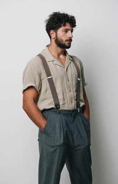 mode éthique - homme qui porte des bretelles