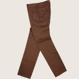 Le pantalon Cris marron est un basique moderne et confortable, conçu pour les hommes actifs et soucieux de leur style.