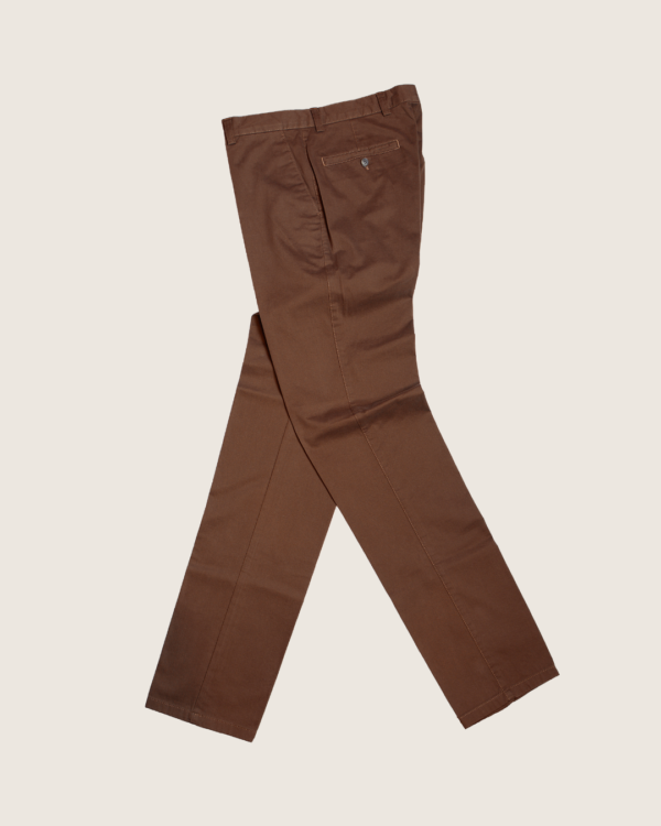 Le pantalon Cris marron est un basique moderne et confortable, conçu pour les hommes actifs et soucieux de leur style.