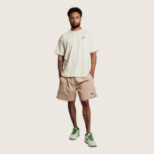 Homme portant un t-shirt