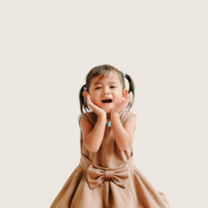 une enfant qui sourit