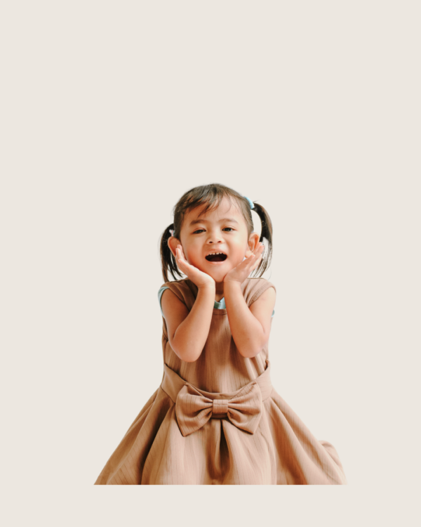 une enfant qui sourit