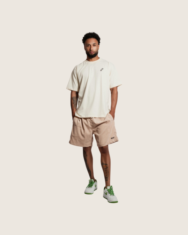 Homme portant un t-shirt