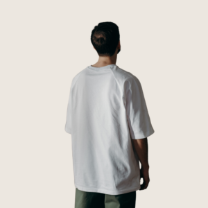 jeune homme portant un t-shirt