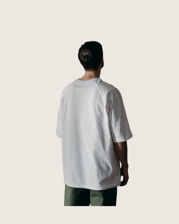 jeune homme portant un t-shirt