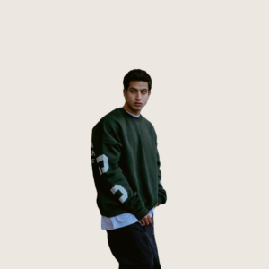 homme portant un sweat