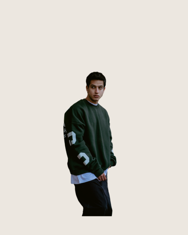 homme portant un sweat