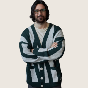 homme portant un cardigan