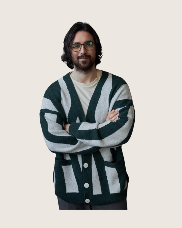 homme portant un cardigan