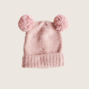 Bonnet en laine rose pâle.