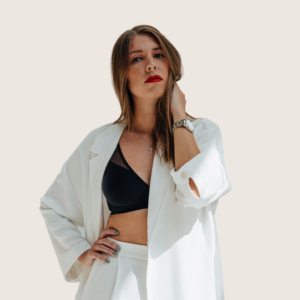 Femme en chemise blanche