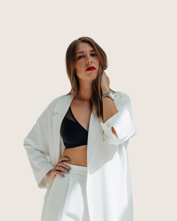 Femme en chemise blanche
