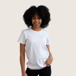 Femme qui porte un T-shirt 100% Coton Bio
