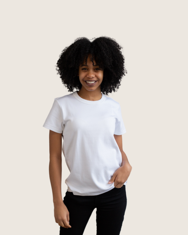 Femme qui porte un T-shirt 100% Coton Bio