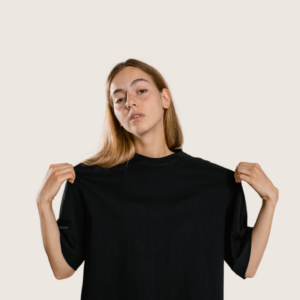 Femme en tee-shirt noir TAHINA