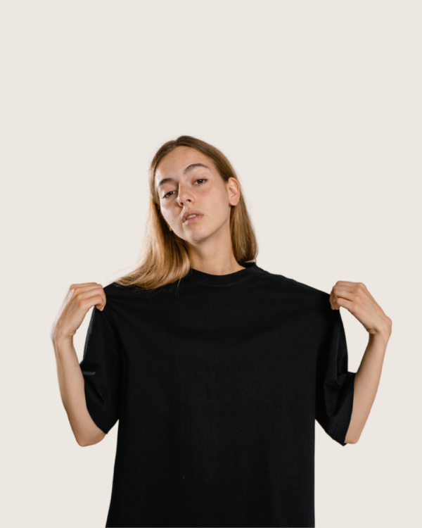 Femme en tee-shirt noir TAHINA