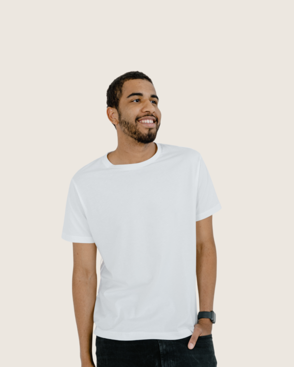 Homme qui porte T-shirt 100% Coton Bio
