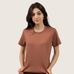 femme qui porte un Tee-shirt pastel