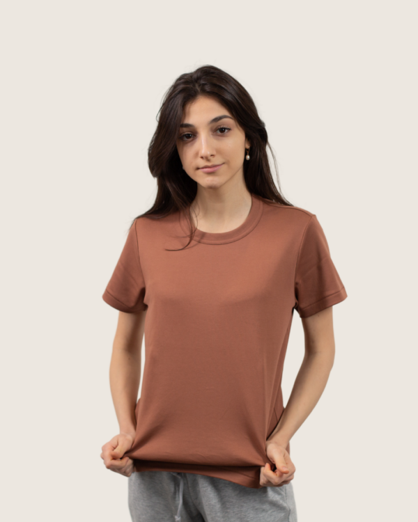 femme qui porte un Tee-shirt pastel