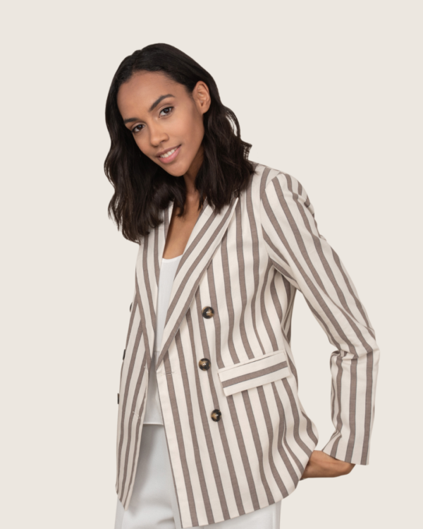 Femme en vestes à rayures