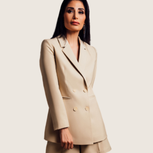 Femme en veste crème