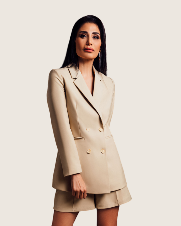 Femme en veste crème