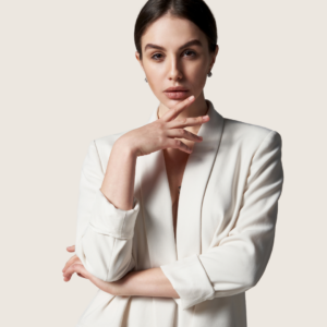 Femme en veste blanche