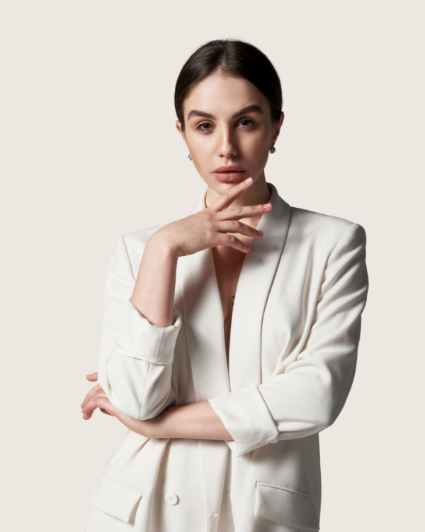 Femme en veste blanche