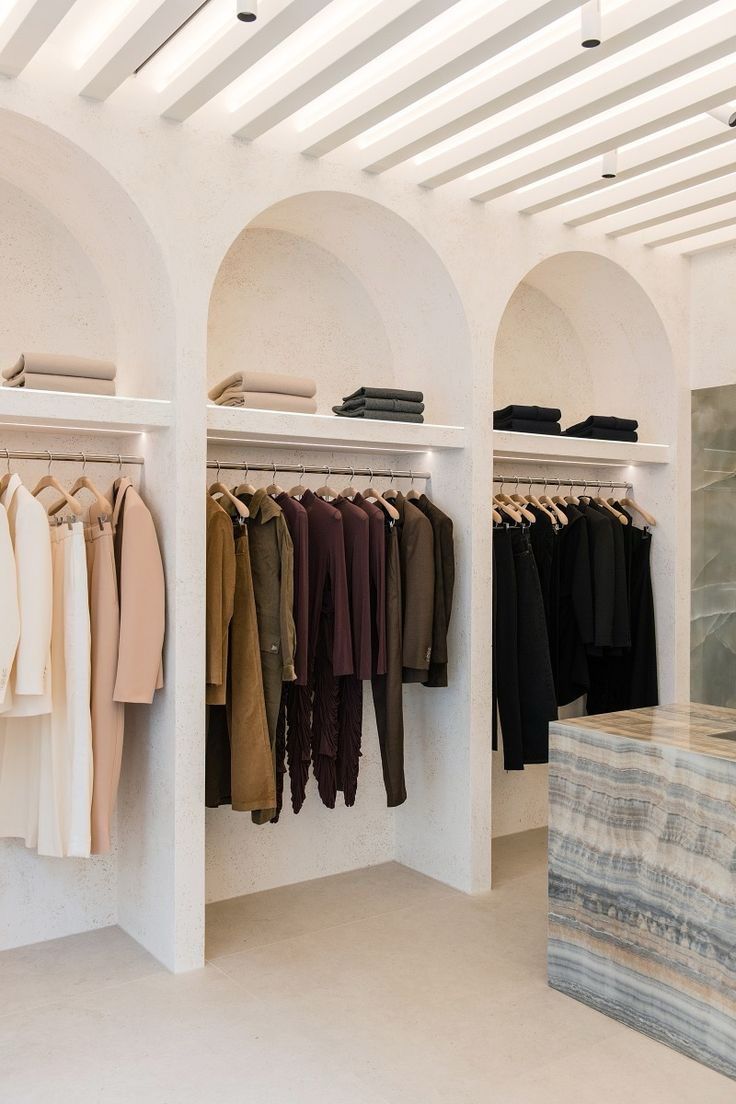 Boutique avec vue sur dressing et vêtements monochromes