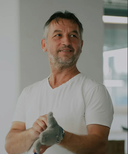 homme qui sourit et travaille en même temps